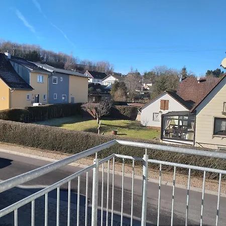 Zwei Schlafzimmer- Betten In Komforthoehe