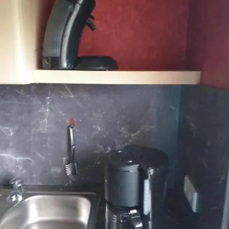 Zwei Schlafzimmer- Betten In Komforthoehe